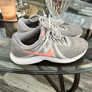 Nike Gray and Pink Athletic Shoes with Breathable Mesh SZ 7.5 GREAT CONDITION
